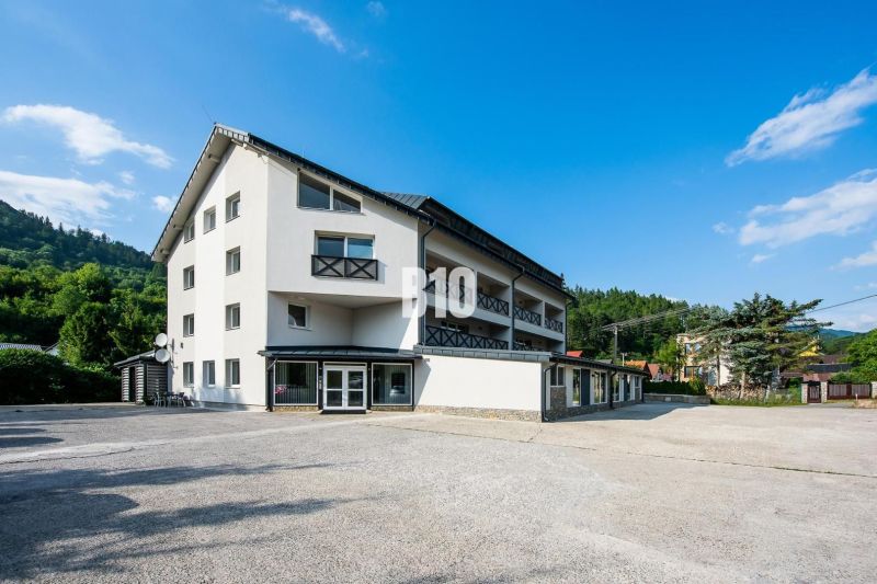 Das Äußere der Ferienwohnung in Terchová mit klarem Himmel und umgebendem Grün.