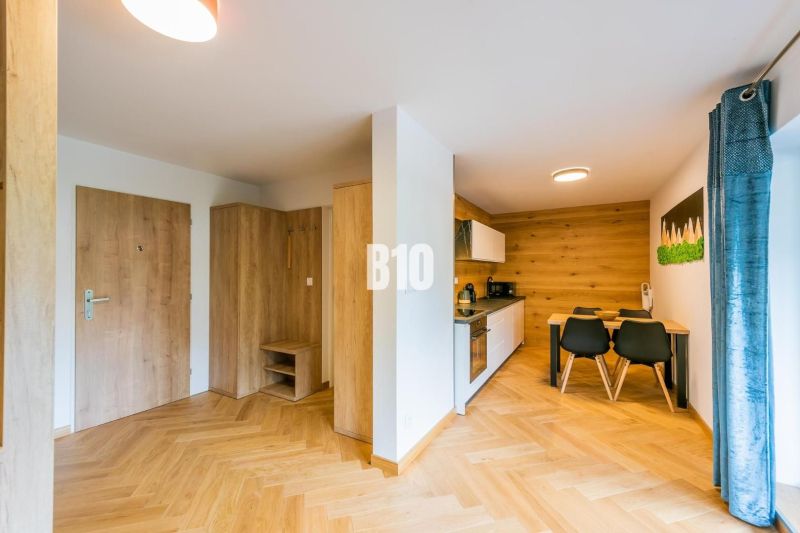 Küche und Essbereich in einer Ferienwohnung mit Holzboden.