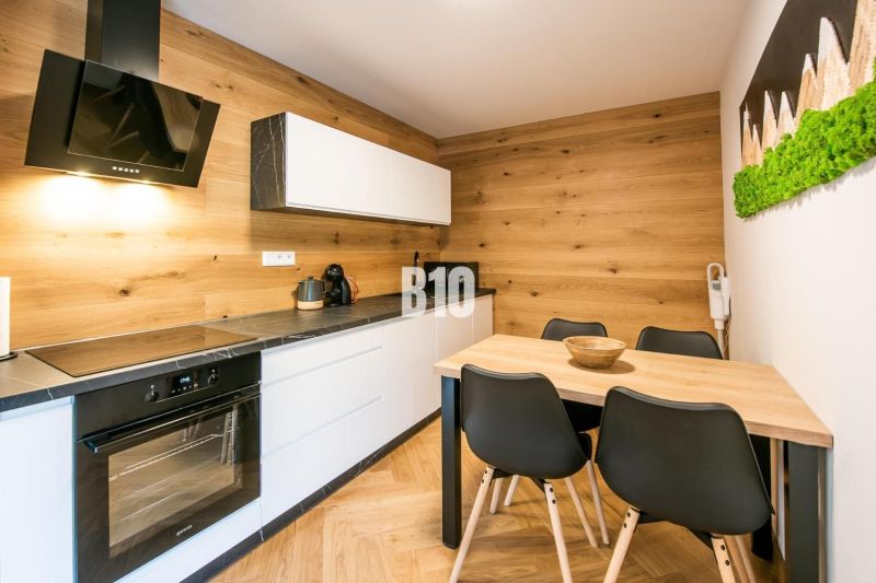 Küche in der Ferienwohnung mit Holzboden und stilvollen Möbeln.