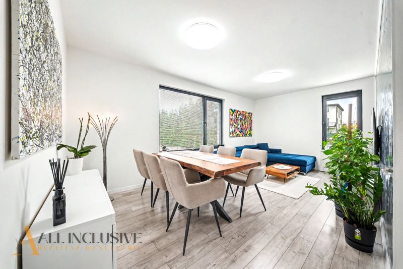 Wohnzimmer mit Esstisch, Sofa und Holzboden in einer 3-Zimmer-Wohnung.