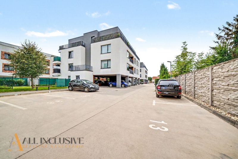 Neubau in der Straße Na piesku in Bratislava - Nové Mesto, mit Parkplätzen.