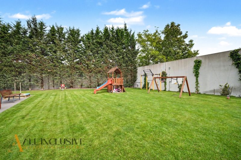 Spielplatz mit Klettergerüst im Garten bei einer 3-Zimmer-Wohnung in der Straße Na piesku.
