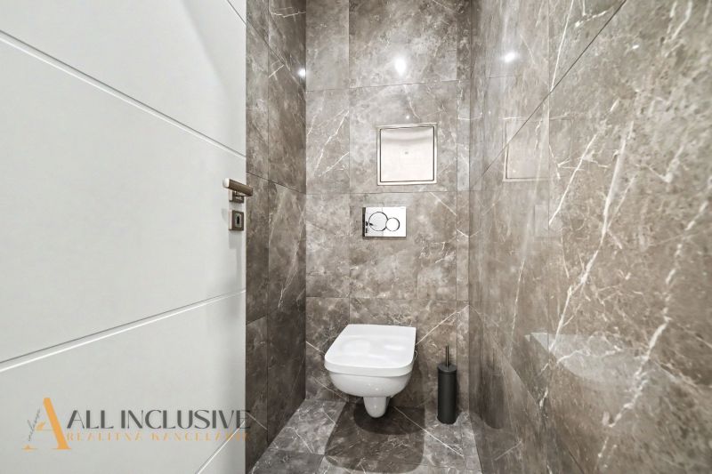 Badezimmer-WC mit hängendem WC und Marmorsternen in einer 3-Zimmer-Wohnung.