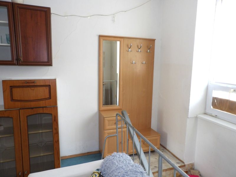 In der 2-Zimmer-Wohnung befindet sich eine Garderobe mit Spiegel und einem Aufbewahrungsschrank.