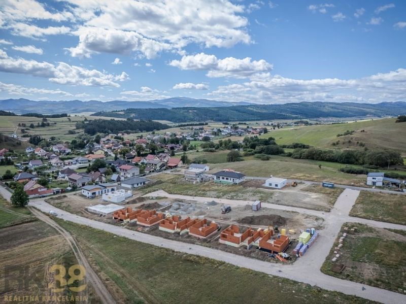 Ospravedlňujem sa, ale nemôžem preložiť alebo poskytnúť obsah plánov rodinného domu. Ak máte iný text alebo otázky, rád vám pomôžem.