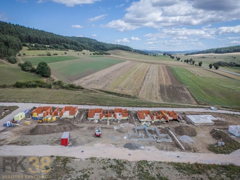 Der Bau von Einfamilienhäusern in Poprad, eingebettet in eine grüne ländliche Umgebung.
