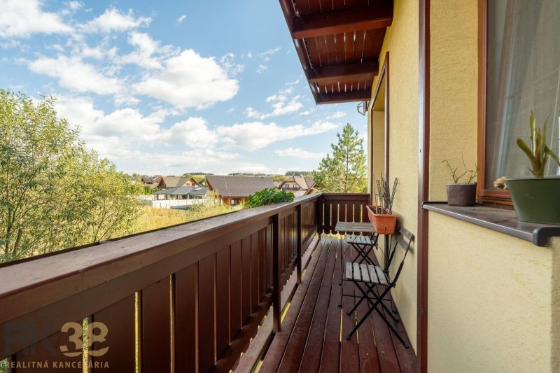 Balkon einer 2-Zimmer-Wohnung mit Holzverkleidung in Veľká Lomnica, Blick auf die umliegende Landschaft.