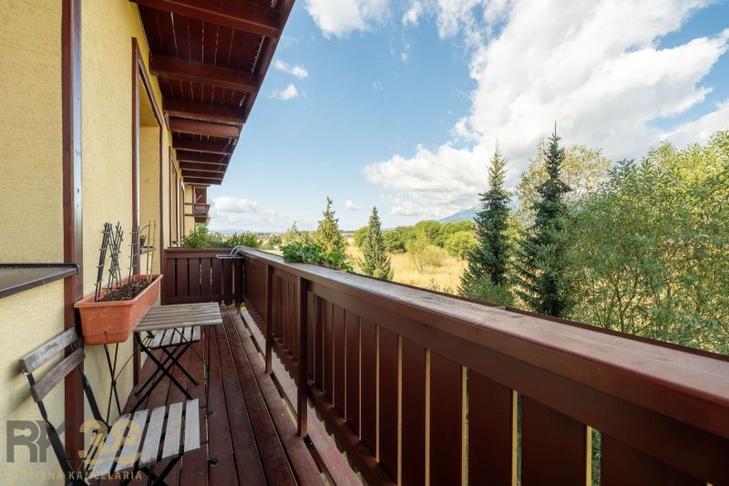 Balkon einer 2-Zimmer-Wohnung in Veľká Lomnica mit Blick auf die Natur und Bäume.