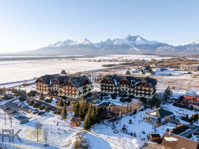Winterlandschaft in Veľká Lomnica mit Blick auf die Tatra und Gebäude, die 2-Zimmer-Wohnungen anbieten.