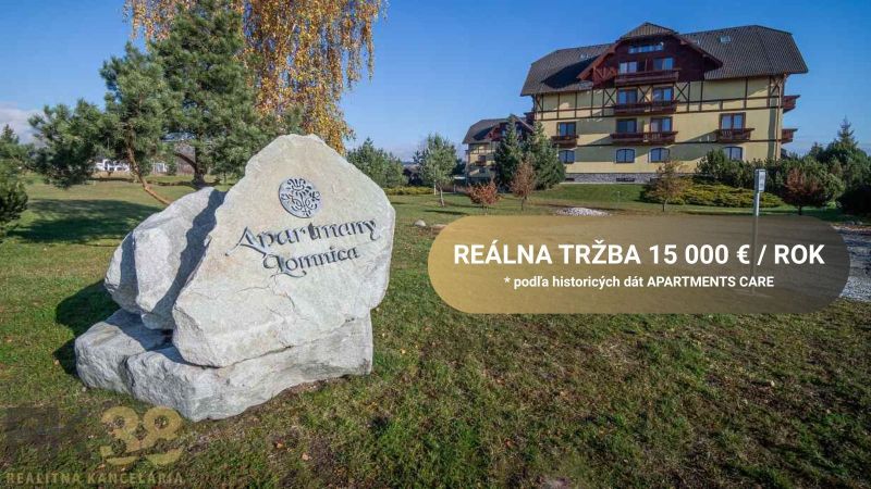 Veľká Lomnica: Wohnungen, Grünflächen, Gebäude im Hintergrund, Schriftzug auf dem Felsen.