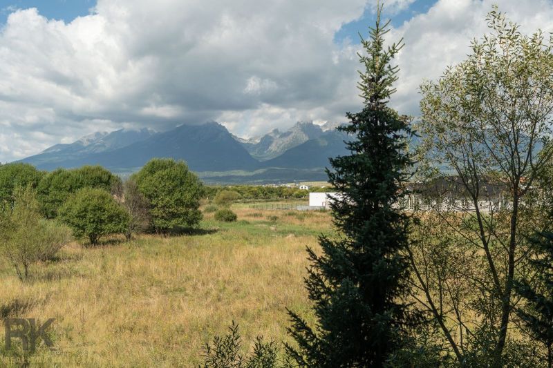 Szenerie aus Veľká Lomnica mit Blick auf die Berge und grüne Wiesen.