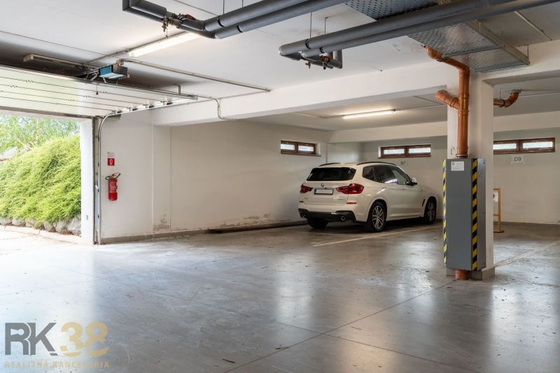 Unterirdischer Parkplatz mit Auto in einer 2-Zimmer-Wohnung in Veľká Lomnica.