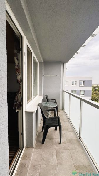 Balkon mit Kunststoffmöbeln bei einer 4-Zimmer-Wohnung.