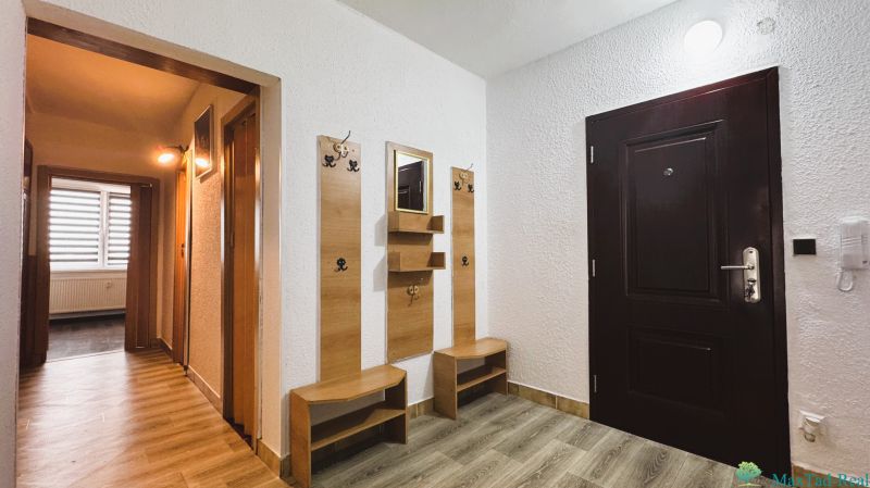 Eingangsflur mit Spiegel und Garderobe, 4-Zimmer-Wohnung mit Holzboden.