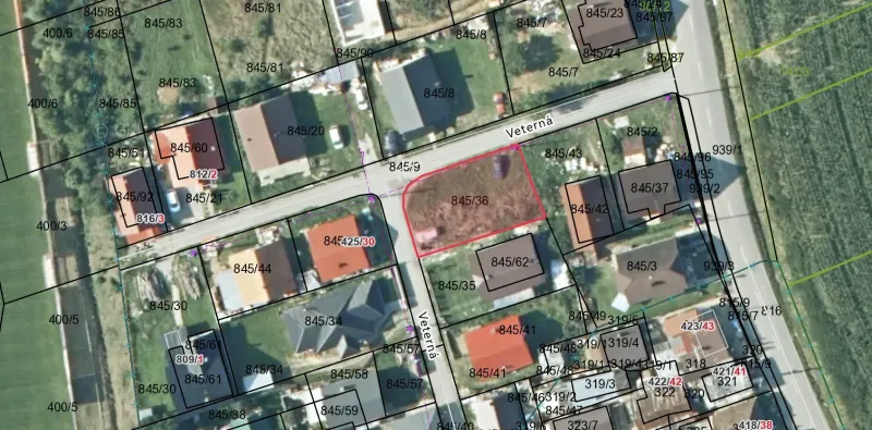 Grundstücke - Wohnen in Raslavice mit Parzellennummern und der Straße Veterná.