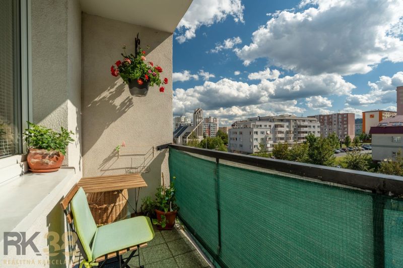 Balkon mit Blumendekoration in einer 3-Zimmer-Wohnung in der Ludvíka Svobodu in Poprad.