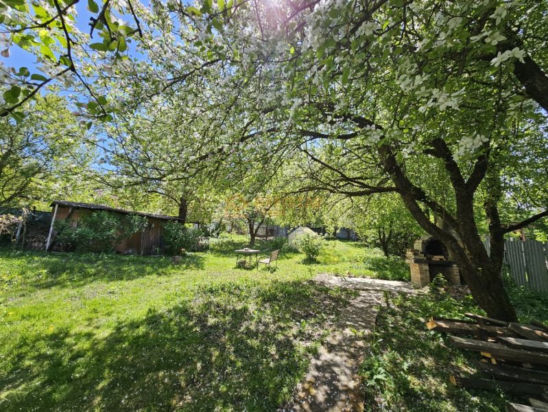 Ein Garten mit erfrischendem Schatten von Bäumen und einem Pavillon, Einfamilienhaus in Nižná Hutka.