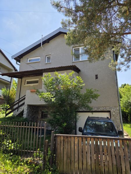 Einfamilienhaus in Nižná Hutka mit Garten und Garage, umgeben von Grün.