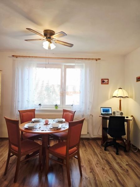 Esszimmer mit Esstisch, Stühlen und Holzboden in einem Einfamilienhaus.