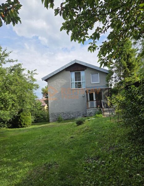 Ein Einfamilienhaus in Nižná Hutka, umgeben von Grün und Bäumen.