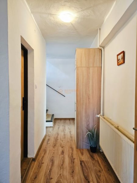 Flur mit Holzboden in einem Einfamilienhaus.