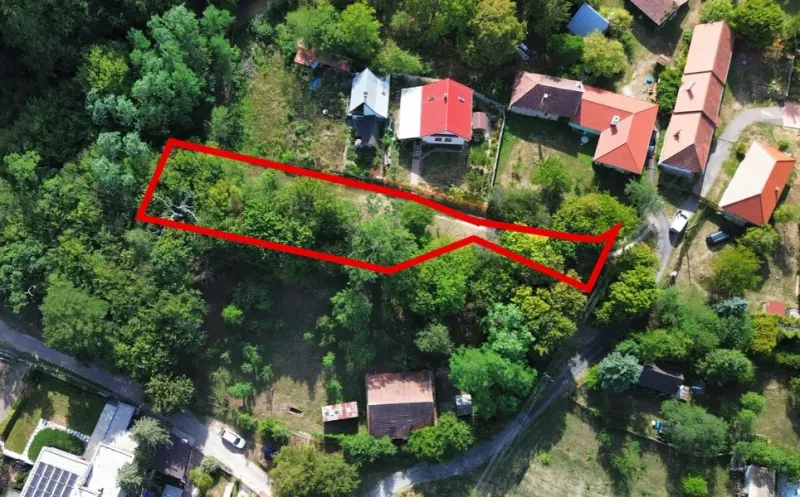 Luftaufnahme eines Grundstücks in den Gärten von Kolačna, umgeben von Grünflächen und Immobilien.