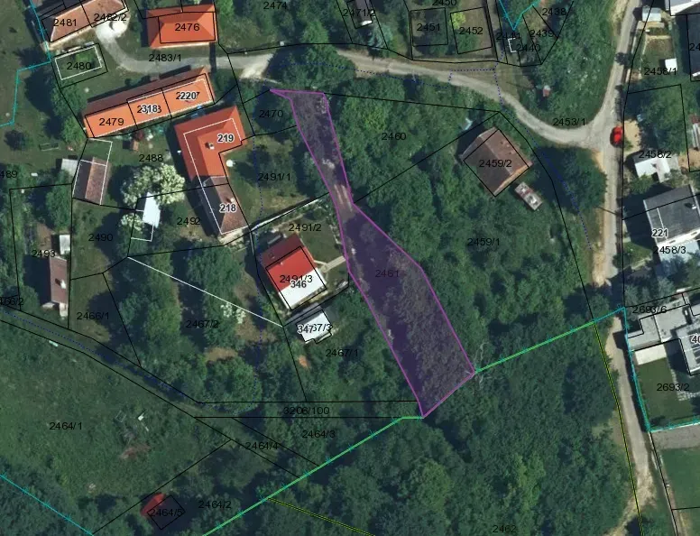 Luftaufnahme von Parzellen und Gärten in Kolačno mit markierten Gebäuden.