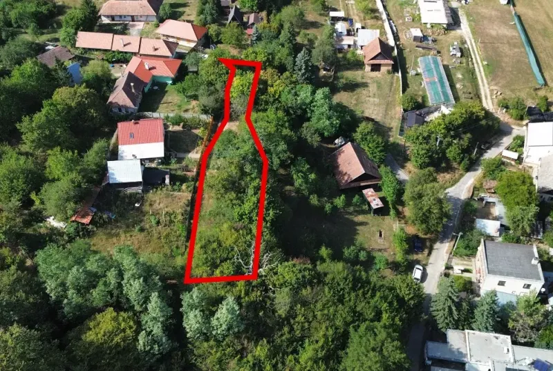 Luftaufnahme der Gärten in Kolačno, umgeben von Häusern und Grünflächen.