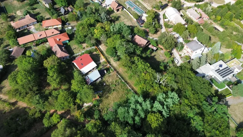 Die ländliche Landschaft von Kolačna ist mit Bäumen und malerischen Gebäuden in den Gärten übersät.