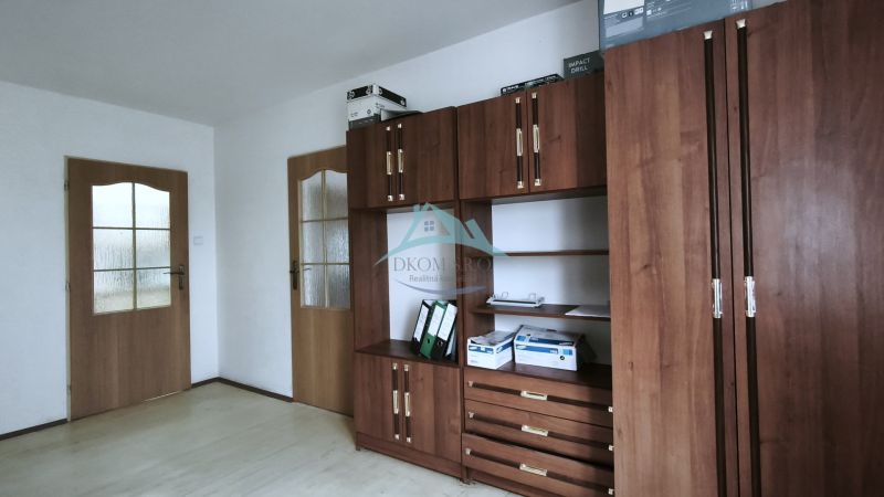 Innenraum von Produktionsräumen mit Holzboden und Holzmöbeln.