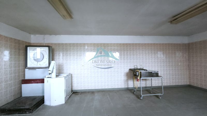 Produktionsräume mit Fliesen und Maschinenausstattung für verschiedene Zwecke.