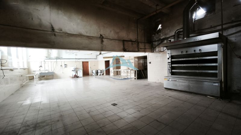 Produktionsräume mit Fliesen, Ausstattung und Maschinen, die sich zum Backen eignen.