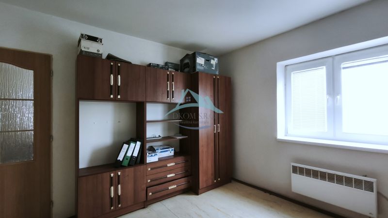 Heller Büroraum mit Möbeln und Boden in Holzoptik.