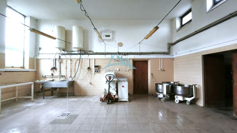 Produktionsräume mit Waschbecken, Zubehör, Wandkesseln und einem Hubwagen.