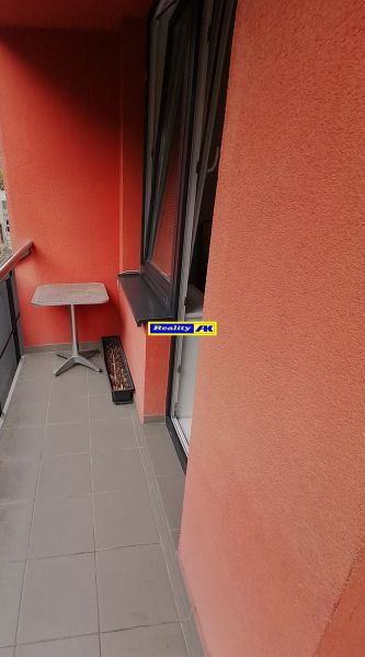 Ein Balkon mit roten Wänden in einer 2-Zimmer-Wohnung in der Nábrežná-Straße in Vrútky.