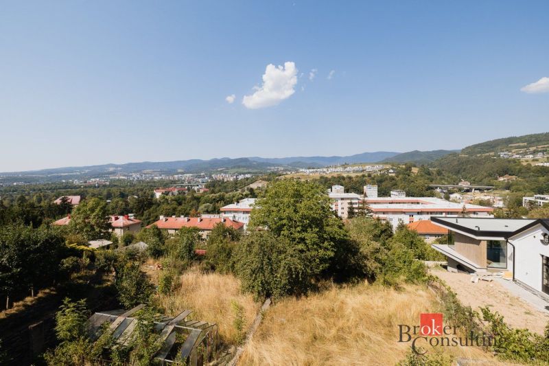 Blick auf das Einfamilienhaus in Banská Bystrica in der Komenského-Straße und die umliegenden Hügel.