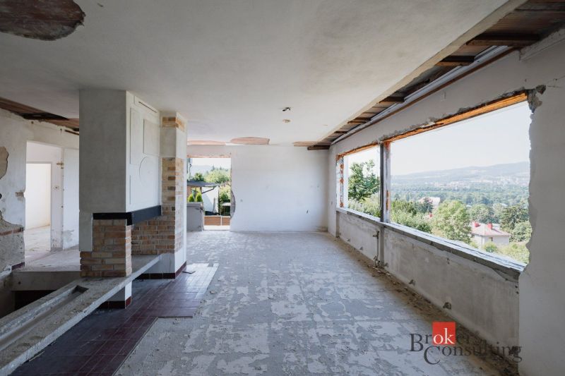 Innenraum eines renovierten Zimmers mit großen Fenstern in einem Einfamilienhaus.