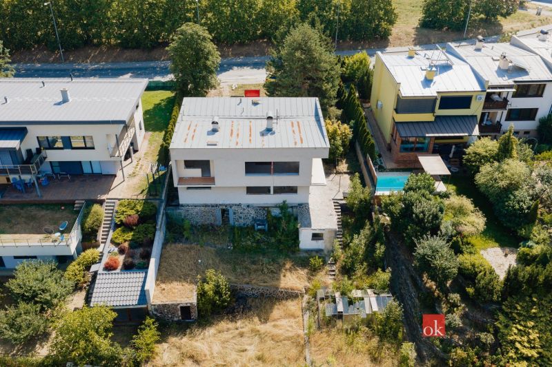Ein Einfamilienhaus in der Komenského-Straße in Banská Bystrica mit einem weitläufigen Garten und einer Terrasse.
