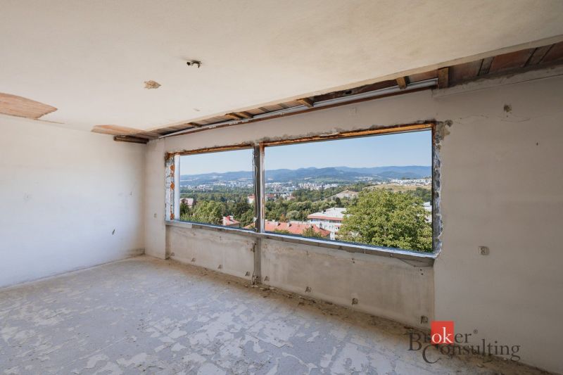 Blick aus einem unfertigen Zimmer in einem Einfamilienhaus mit Aussicht auf Banská Bystrica.