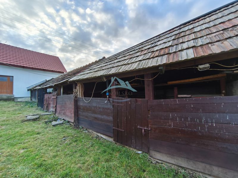 Das Einfamilienhaus in der Prieloh-Straße in Dolná Strehová hat einen hölzernen Anbau und einen grasbewachsenen Hof.