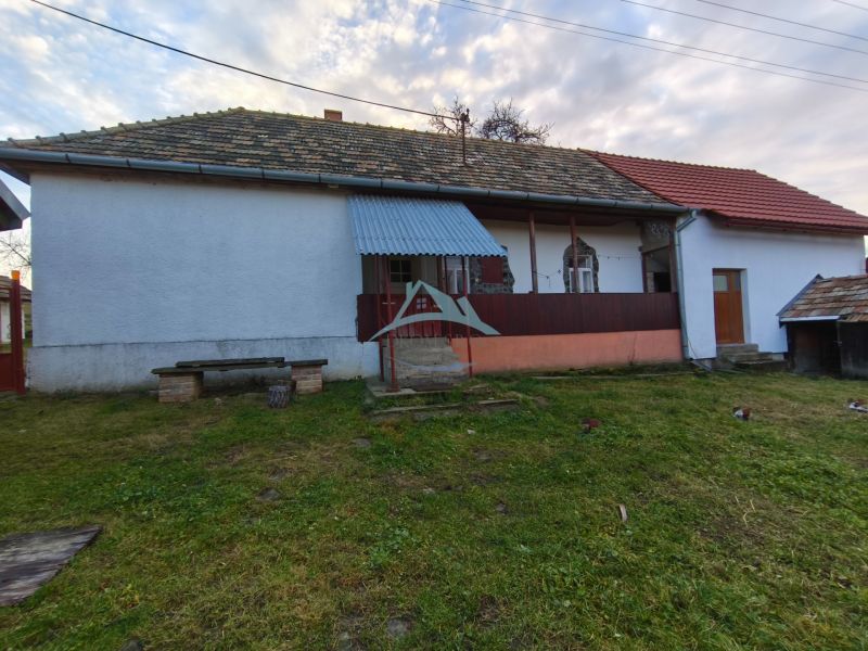 Einfamilienhaus in der Prieloh-Straße in Dolná Strehová mit älterer Dacheindeckung.