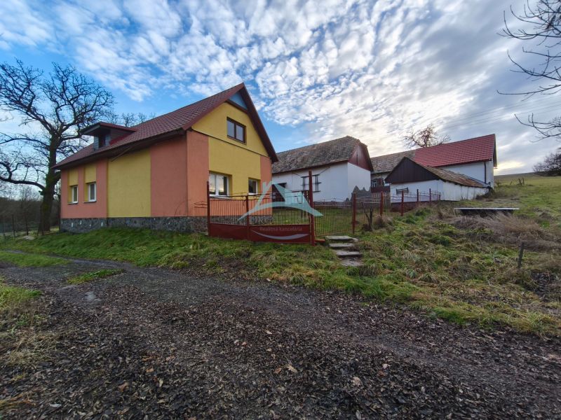Einfamilienhaus in der Prieloh-Straße in Dolná Strehová mit angrenzenden Gebäuden.