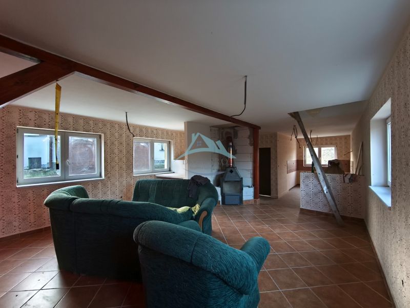 Wohnzimmer in einem Einfamilienhaus mit Kamin und Holzboden.
