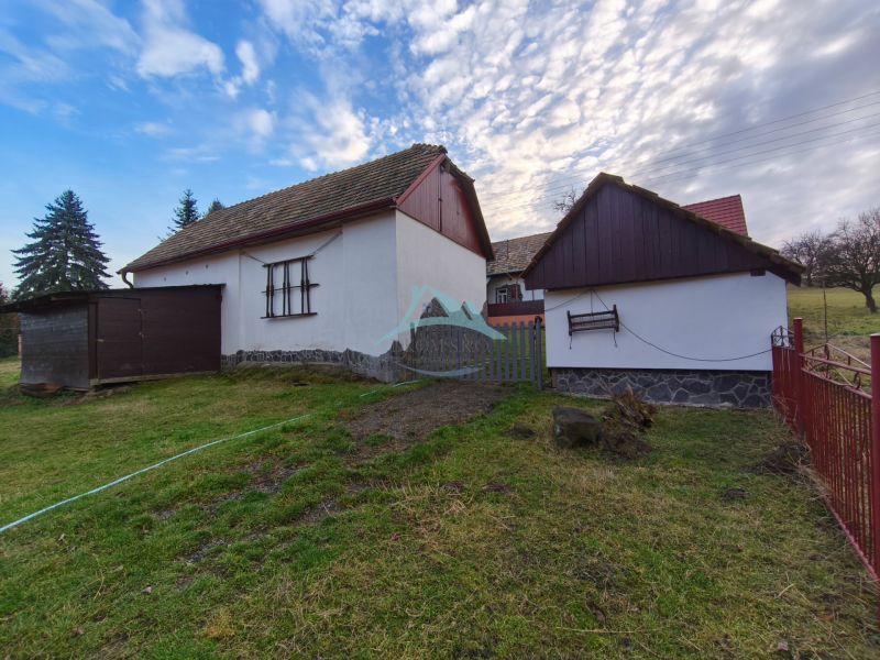 Einfamilienhaus in der Prieloh-Straße in Dolná Strehová mit Holzzaun und Anbau.