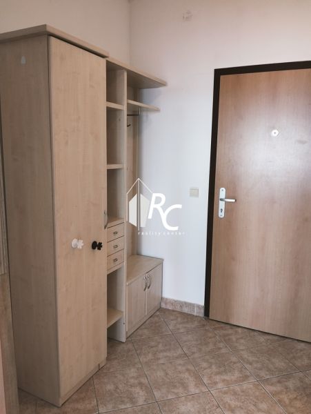 Eingangsflur mit Schränken und Garderobenwand in einer 2-Zimmer-Wohnung.