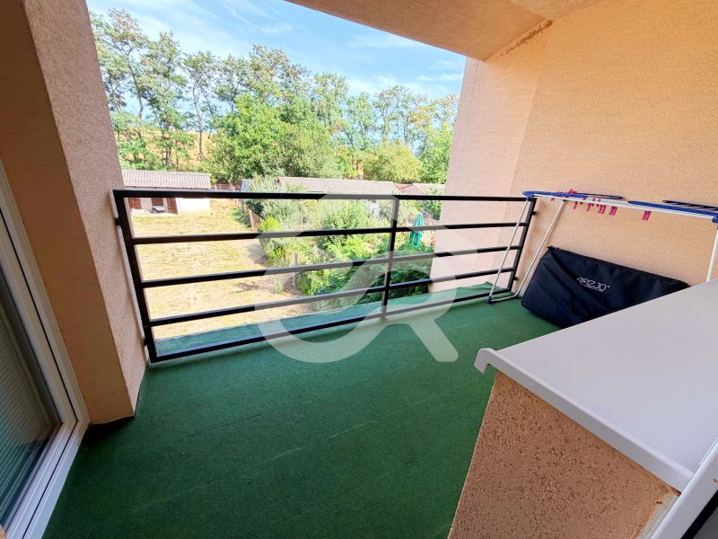 Balkon in einem Einfamilienhaus mit Blick auf das Grün in Lúčnica nad Žitavou, Vajka nad Žitavou.