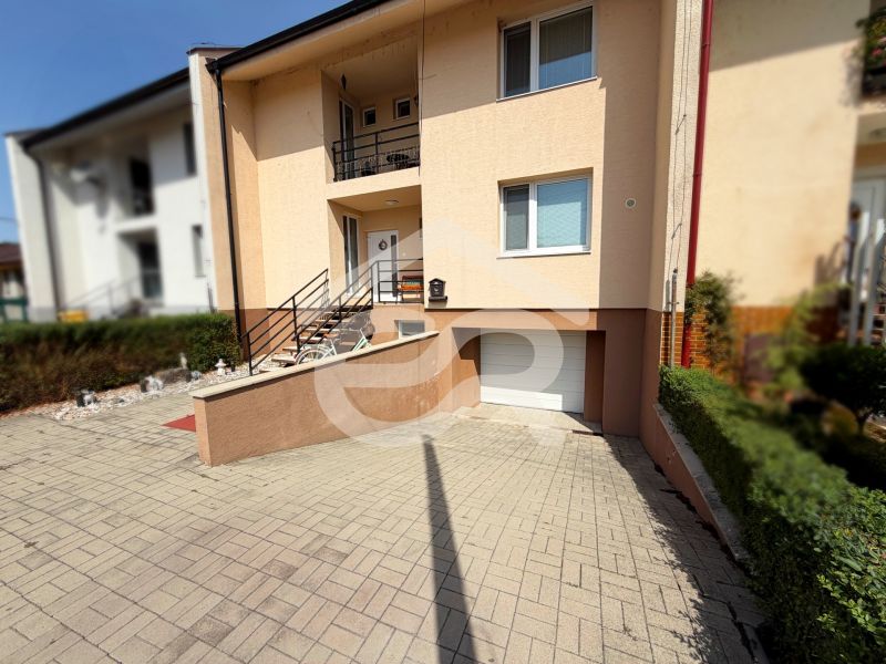 Einfamilienhaus in der Straße Vajka nad Žitavou in Lúčnica nad Žitavou mit Terrasse und Garage.