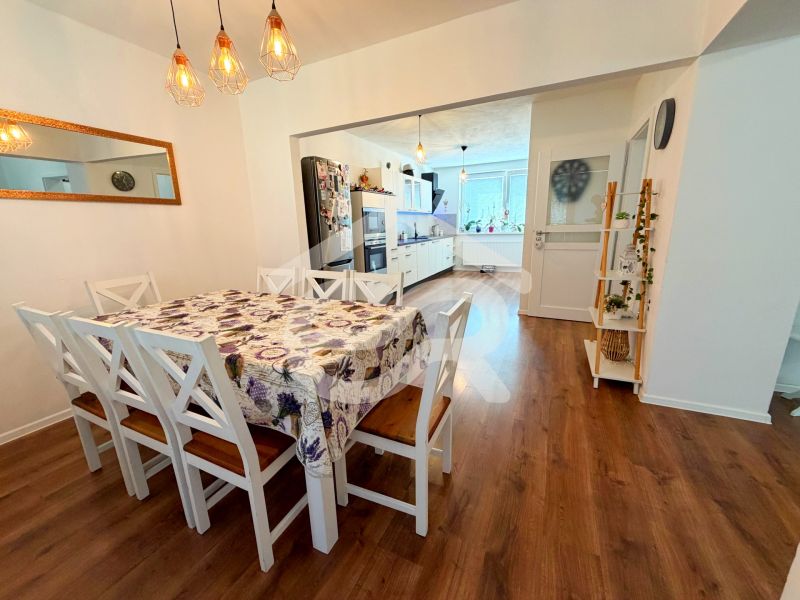 Esszimmer mit Holzboden in einem Einfamilienhaus, mit Stühlen und Esstisch.