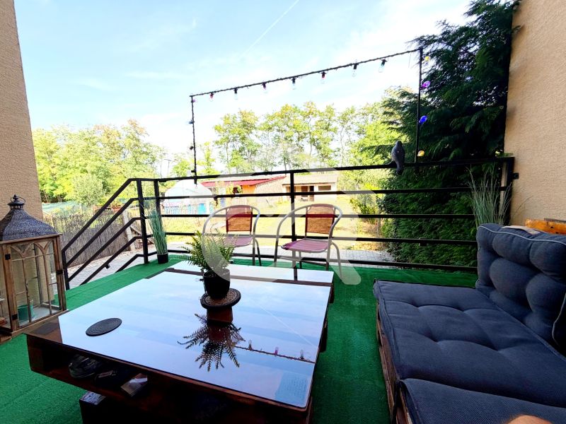 Die Terrasse des Einfamilienhauses in Lúčnica nad Žitavou in Vajka nad Žitavou mit bequemer Sitzgelegenheit.