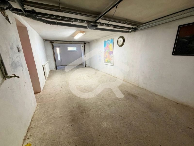 Garáge in einem Einfamilienhaus mit einer Karte und einer Uhr an der Wand.